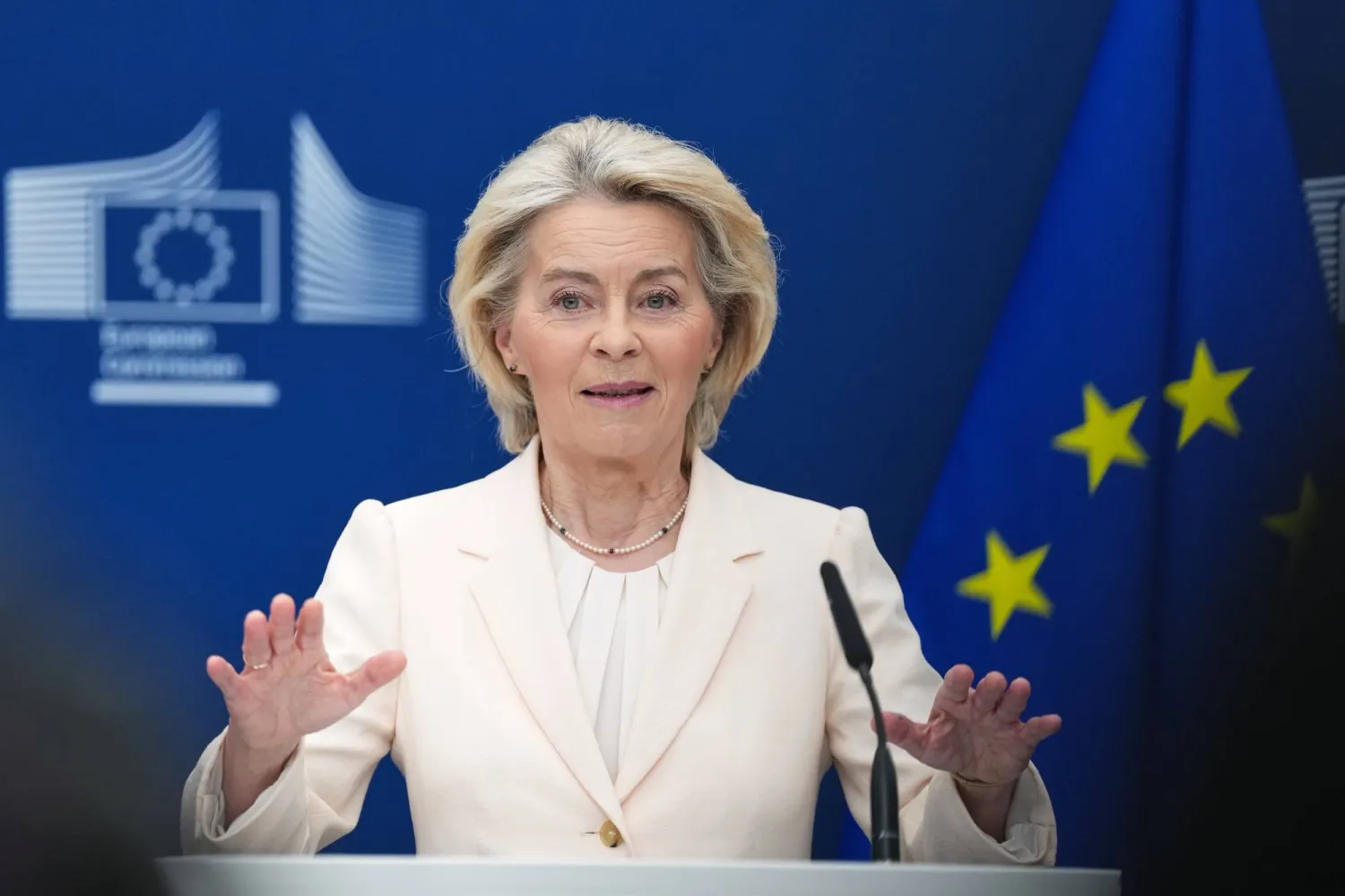رئيسة المفوضية الأوروبية أورسولا فون دير لاين تتحدث خلال مؤتمر صحافي في بروكسل الاثنين (أ.ب)