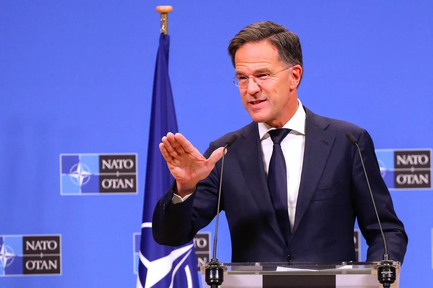 NATO Genel Sekreteri Mark Rutte, 1 Ekim 2024'te Brüksel'deki NATO karargahında basına açıklama yaparken (AFP)