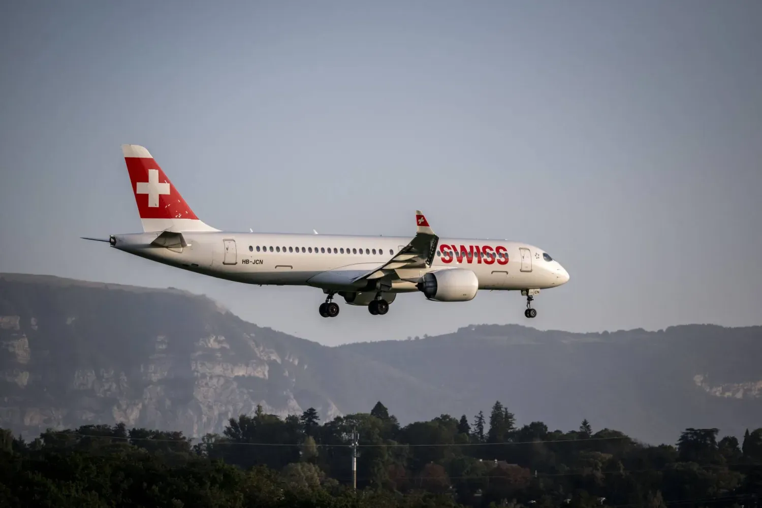 Swiss International Air Lines'a ait bir uçak Cenevre Havalimanı'na iniş yapıyor (Arşiv-AFP )