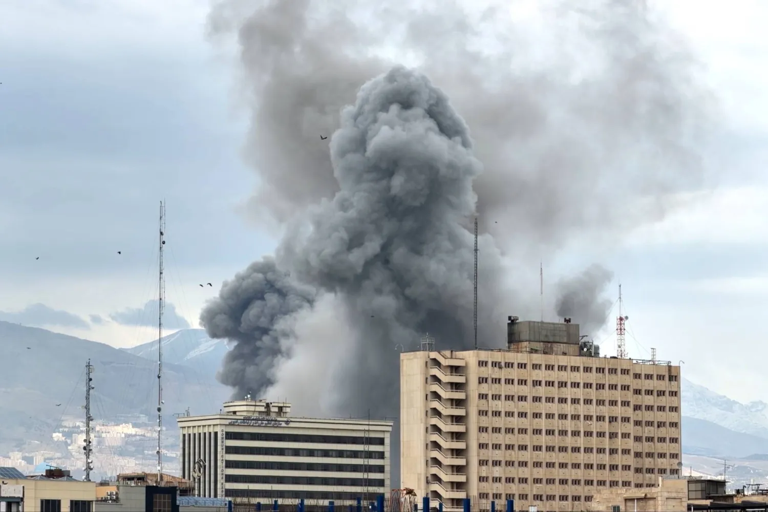 عمود من الدخان يتصاعد بعد هجوم في طهران (أ.ب) 