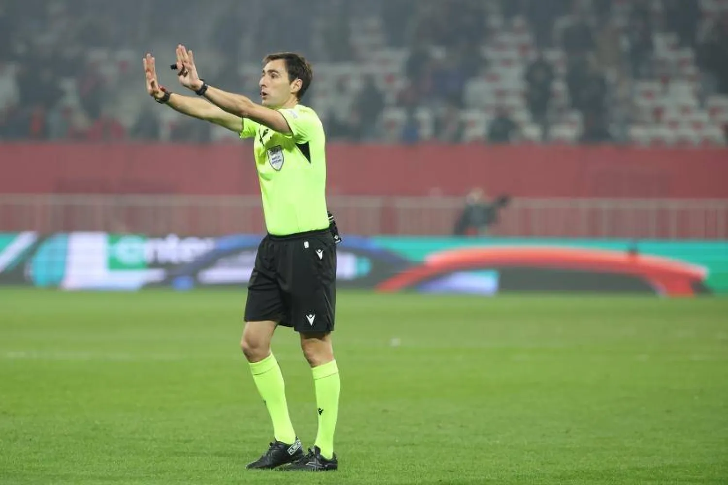 الحكم الباسكي دي بورغوس بينغوتشيا سيقود معركة برشلونة وأتليتكو (أ.ف.ب)