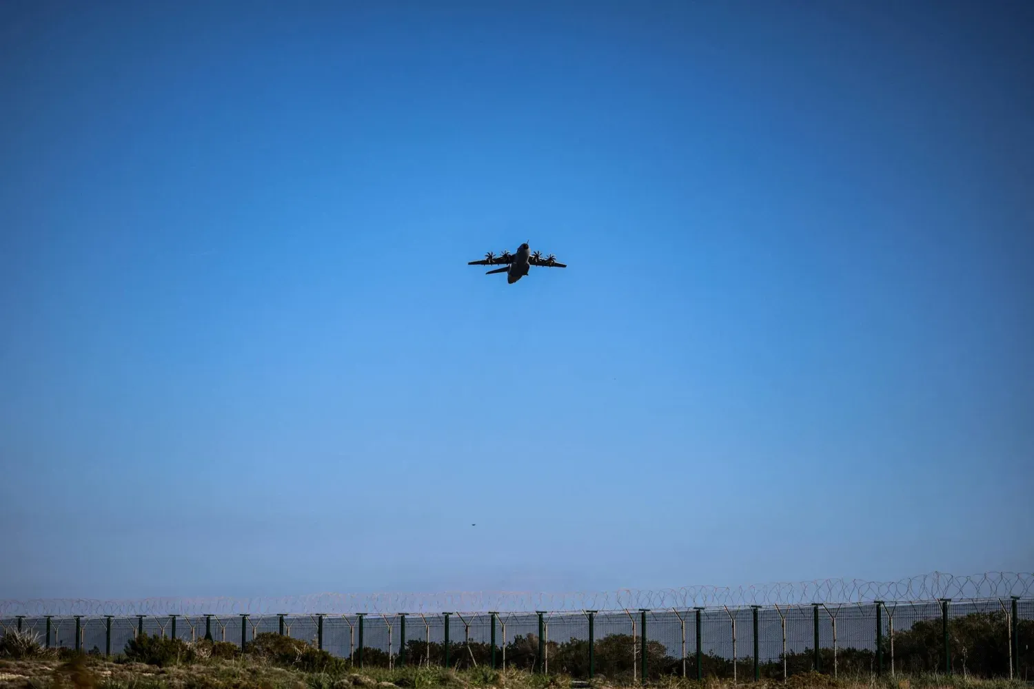 Kıbrıs'taki Akrotiri'de bulunan ve dün gece İHA’ların saldırısına uğrayan İngiliz Kraliyet Hava Kuvvetleri üssünden kalkış yapan bir uçak... 2 Mart 2026 (Reuters)