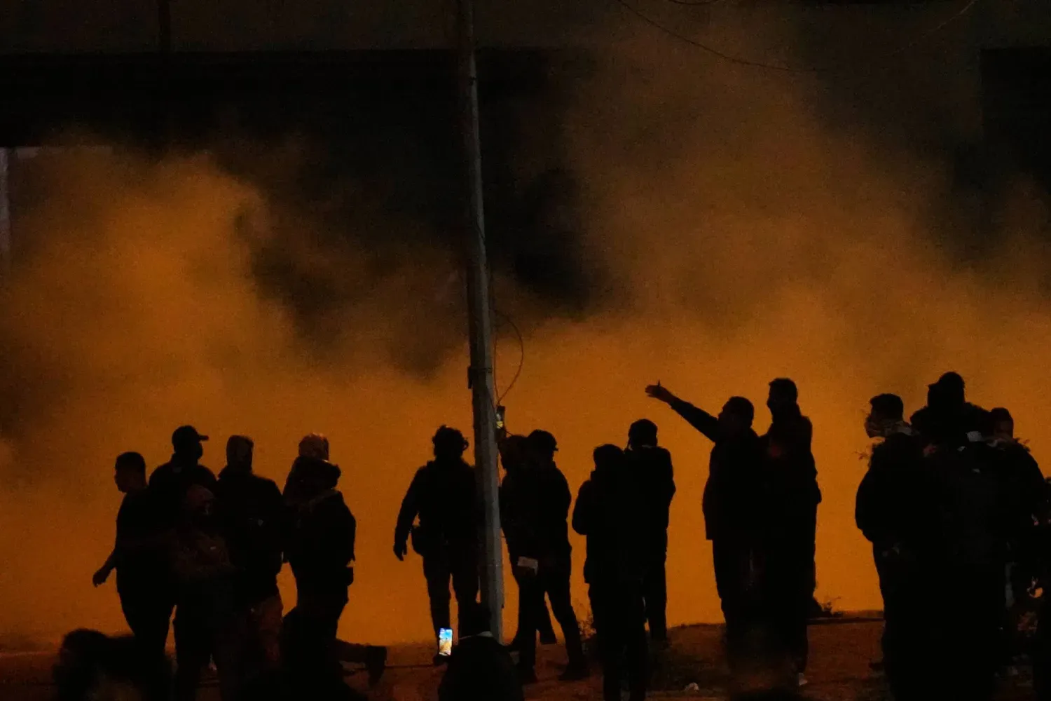 Irak güvenlik güçleri, Bağdat'taki ABD büyükelçiliği yakınlarında ABD ve İsrail'in İran'a yönelik saldırılarını protesto eden göstericileri dağıtmak için göz yaşartıcı gaz kullandı (AP)