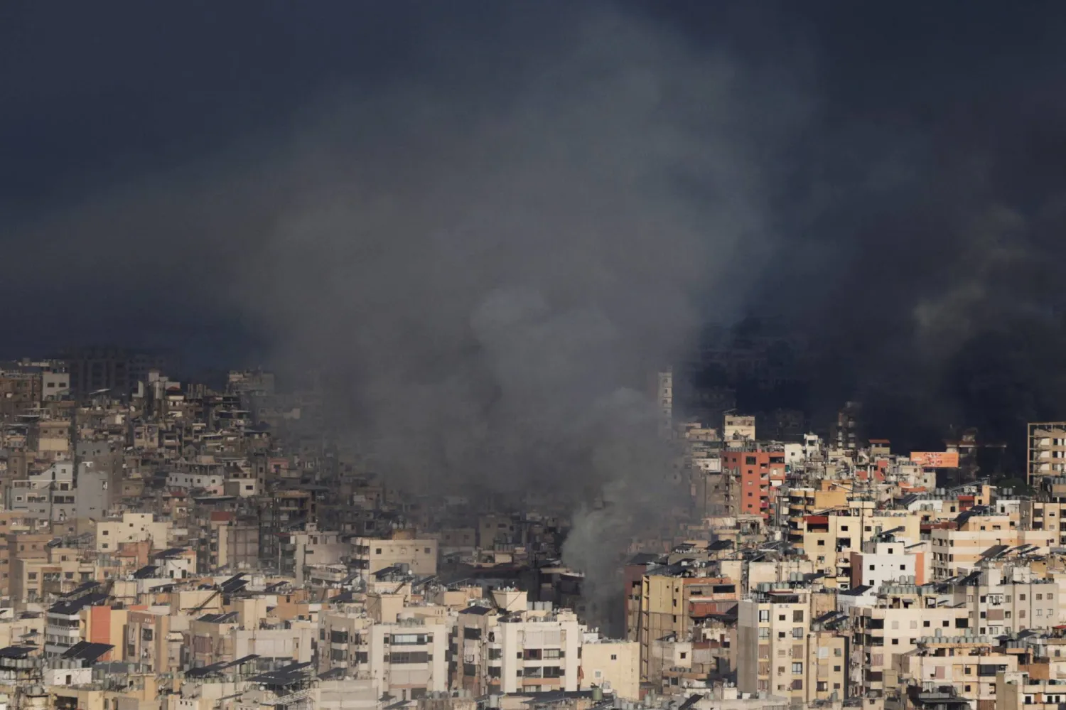 تصاعد الدخان عقب غارة إسرائيلية على الضاحية الجنوبية لبيروت (رويترز)