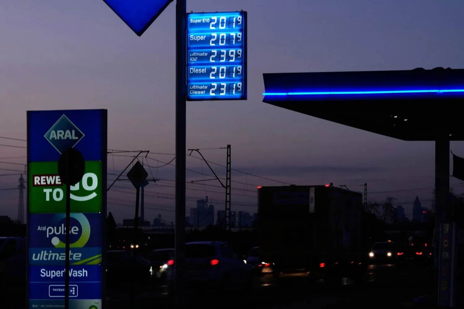 أسعار الغاز معروضة بمحطة وقود في فرنكفورت بألمانيا (أ.ب)