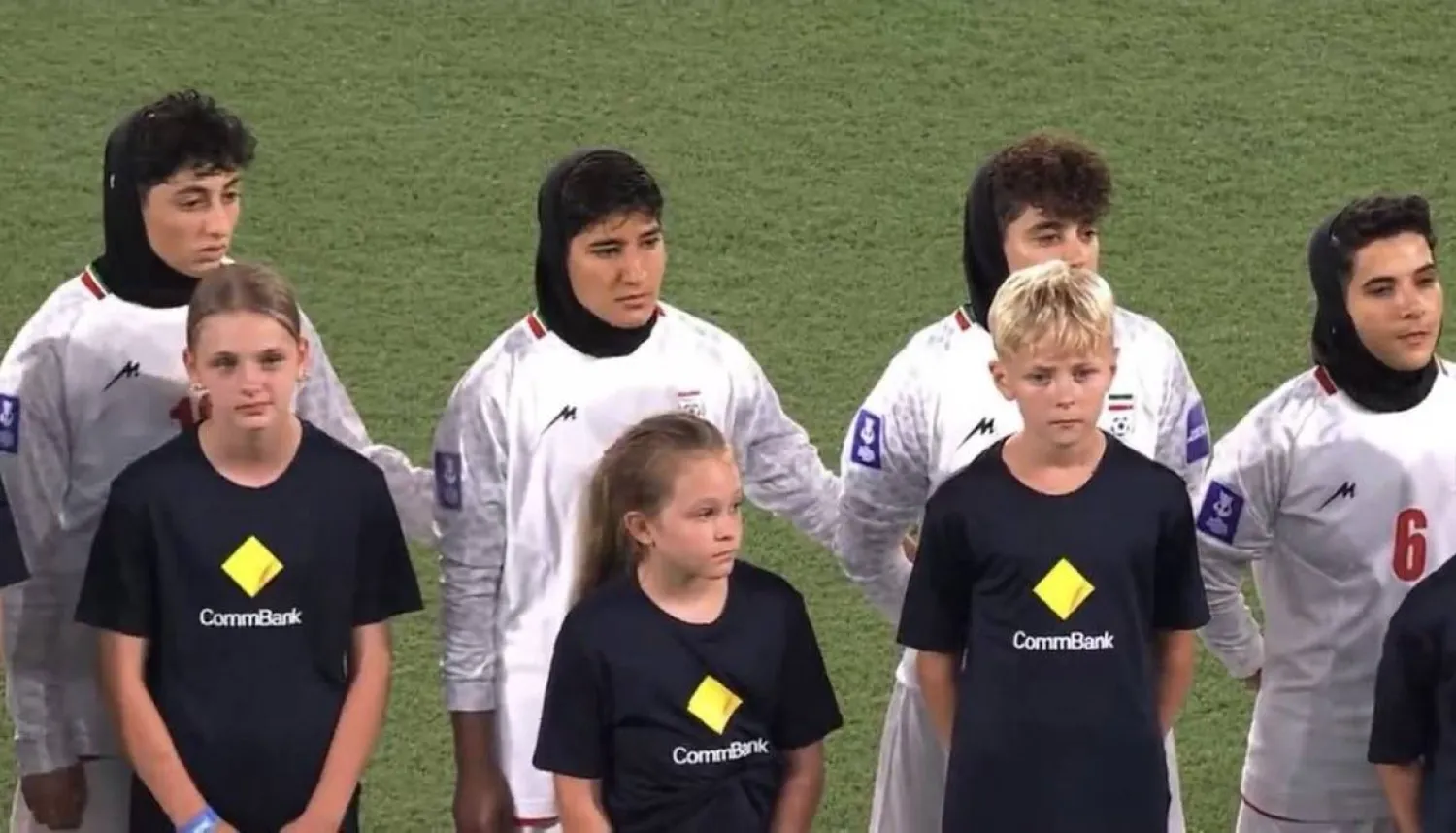 التزمت لاعبات المنتخب الإيراني لكرة القدم للسيدات الصمت خلال عزف النشيد الوطني (إكس)