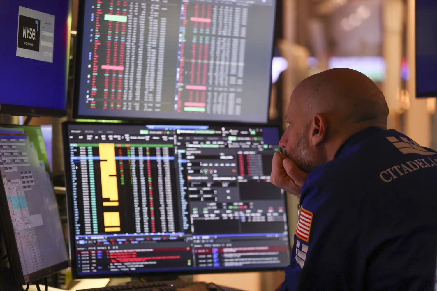 متداول يراقب شاشات تعرض مؤشرات الأسهم في بورصة نيويورك (إ.ب.أ)