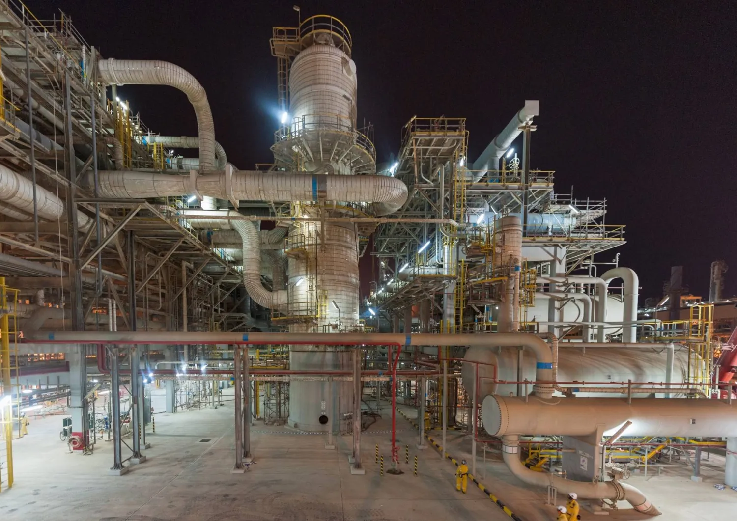 أعلنت «قطر للطاقة» وقف إنتاج بعض المنتجات التحويلية بعد التوقف عن إنتاج الغاز الطبيعي المُسال (قطر للطاقة)