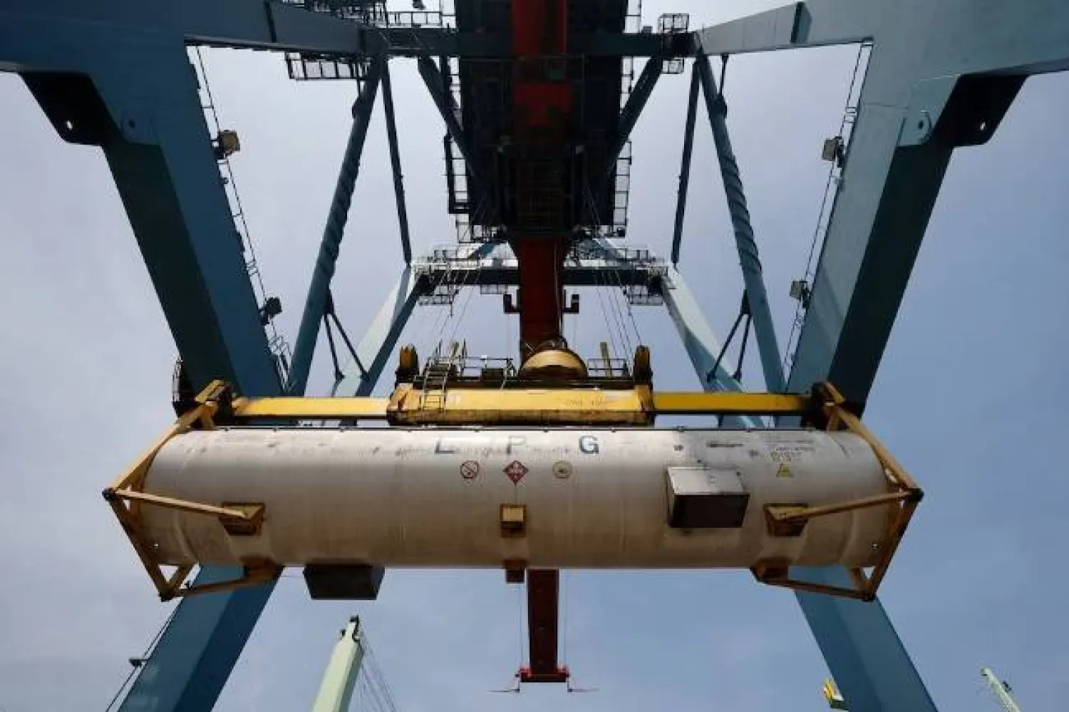 خزان يحتوي على غاز البترول المُسال يجري تفريغه من سفينة في ميناء تانجونغ بريوك في جاكرتا (رويترز)