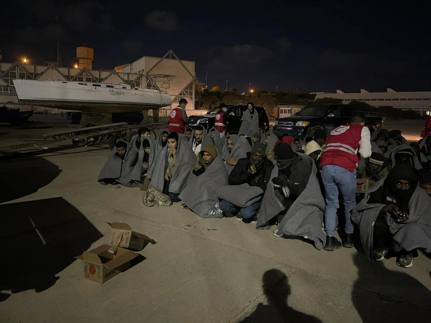 «الهلال الأحمر» الليبي يقدم دعماً لمهاجرين تم إنقاذهم من الغرق قبالة شرق طبرق (الهلال الأحمر الليبي)