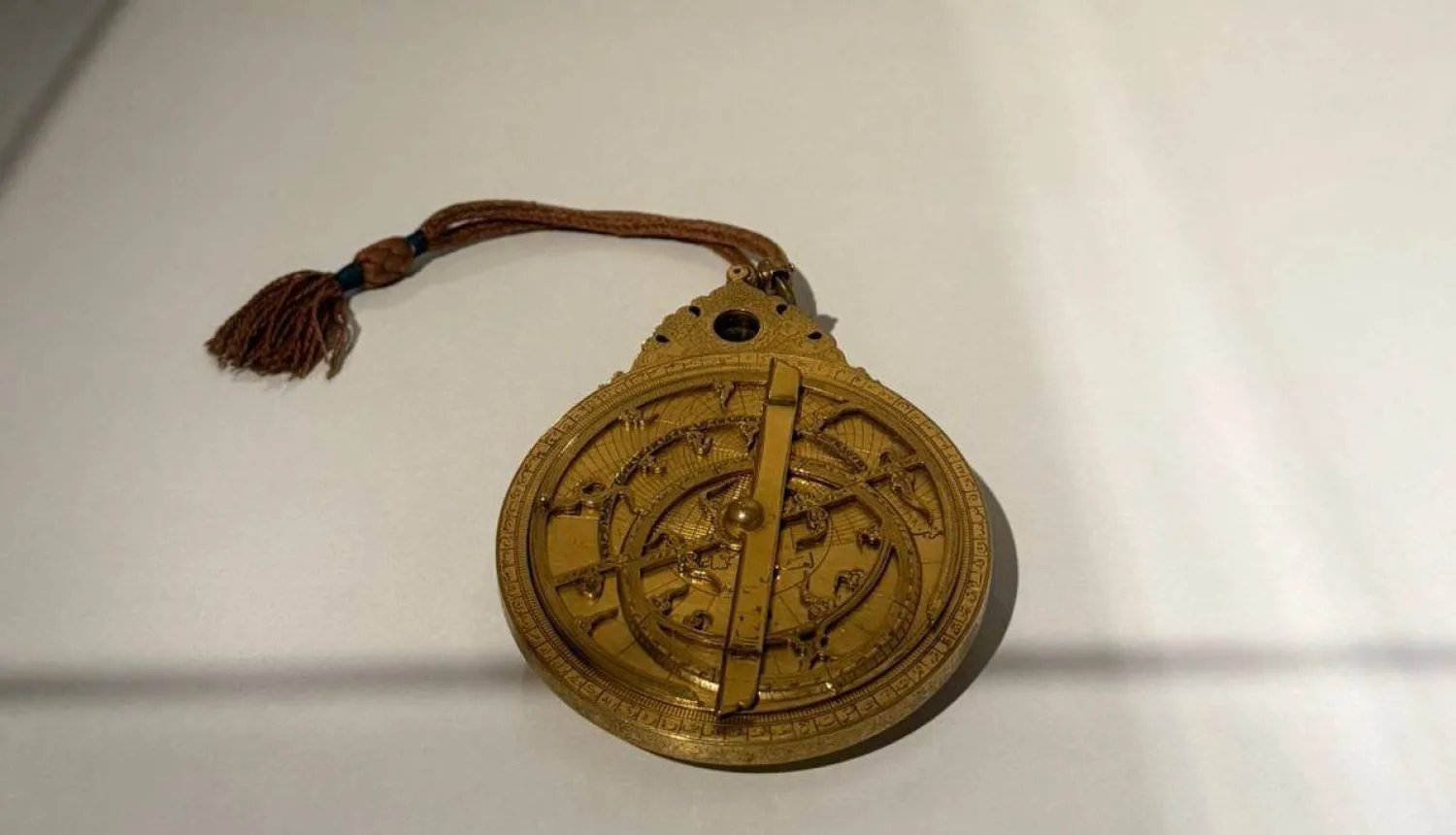أسطرلاب صفوي فاخر من النحاس المذهب (الشرق الأوسط)