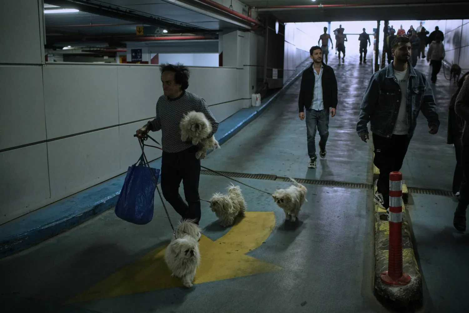 يلجأ الناس إلى موقف سيارات تحت الأرض بينما تدوي صفارات الإنذار من الغارات الجوية محذرةً من هجمات صاروخية إيرانية وشيكة في تل أبيب (أ.ب)