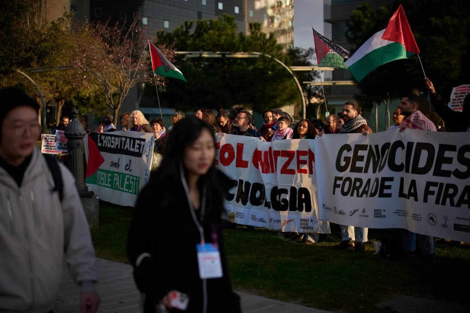 إسبان يتظاهرون ضد مشاركة إسرائيل في مؤتمر تكنولوجي ببرشلونة الاثنين (أ.ب)