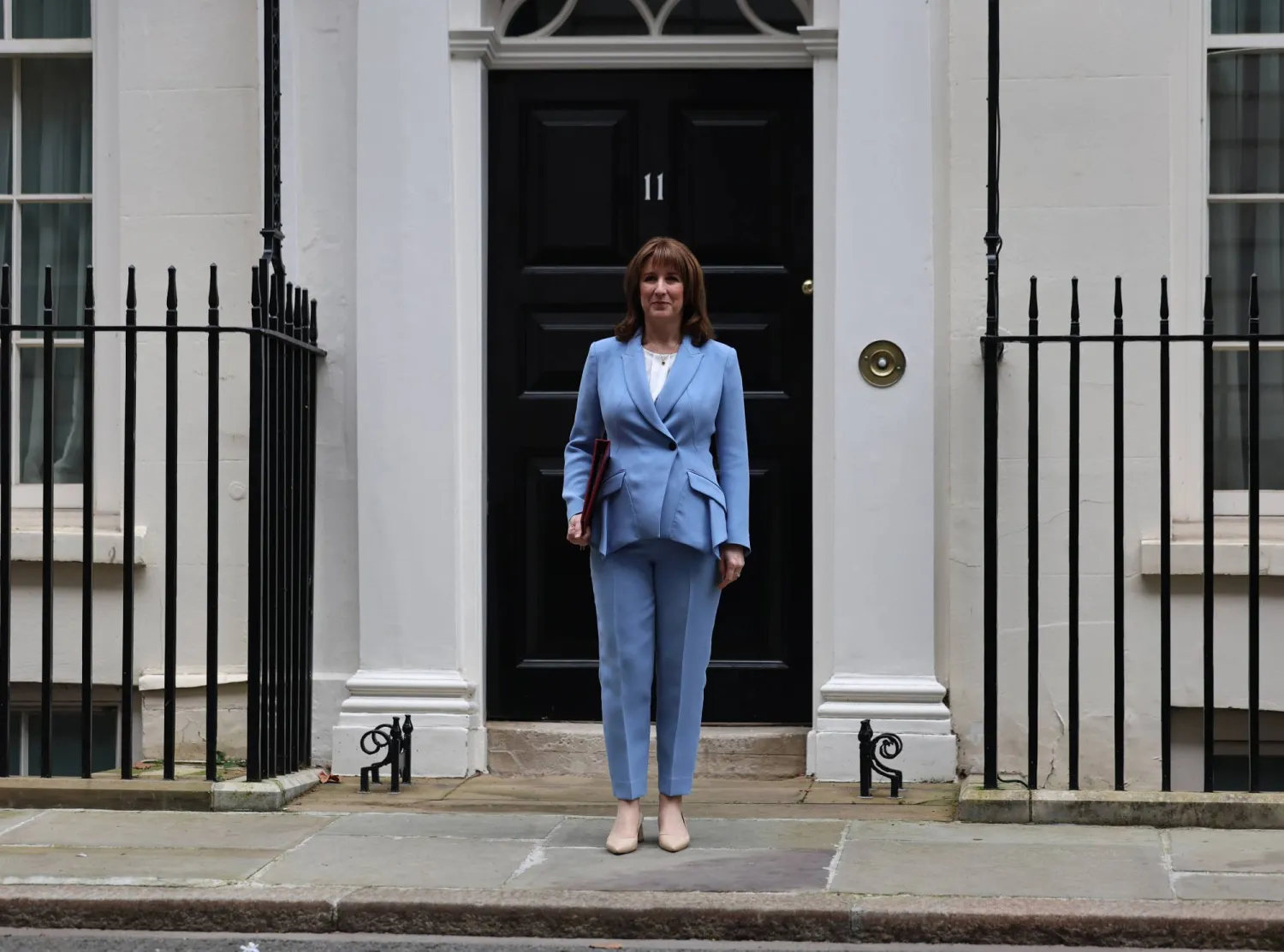 راشيل ريفز تغادر «داونينغ ستريت» لتقديم توقعاتها الاقتصادية الربيعية أمام البرلمان في لندن 3 مارس 2026 (إ.ب.أ)