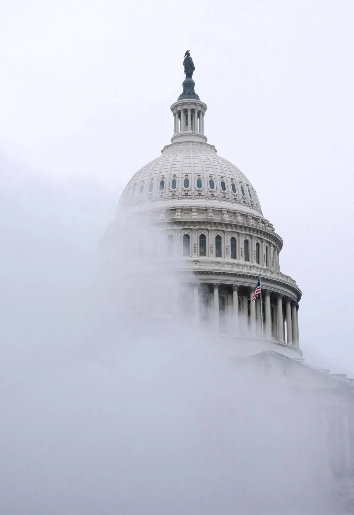 يصوت الكونغرس على مشروع تفويض الحرب في إيران (رويترز)