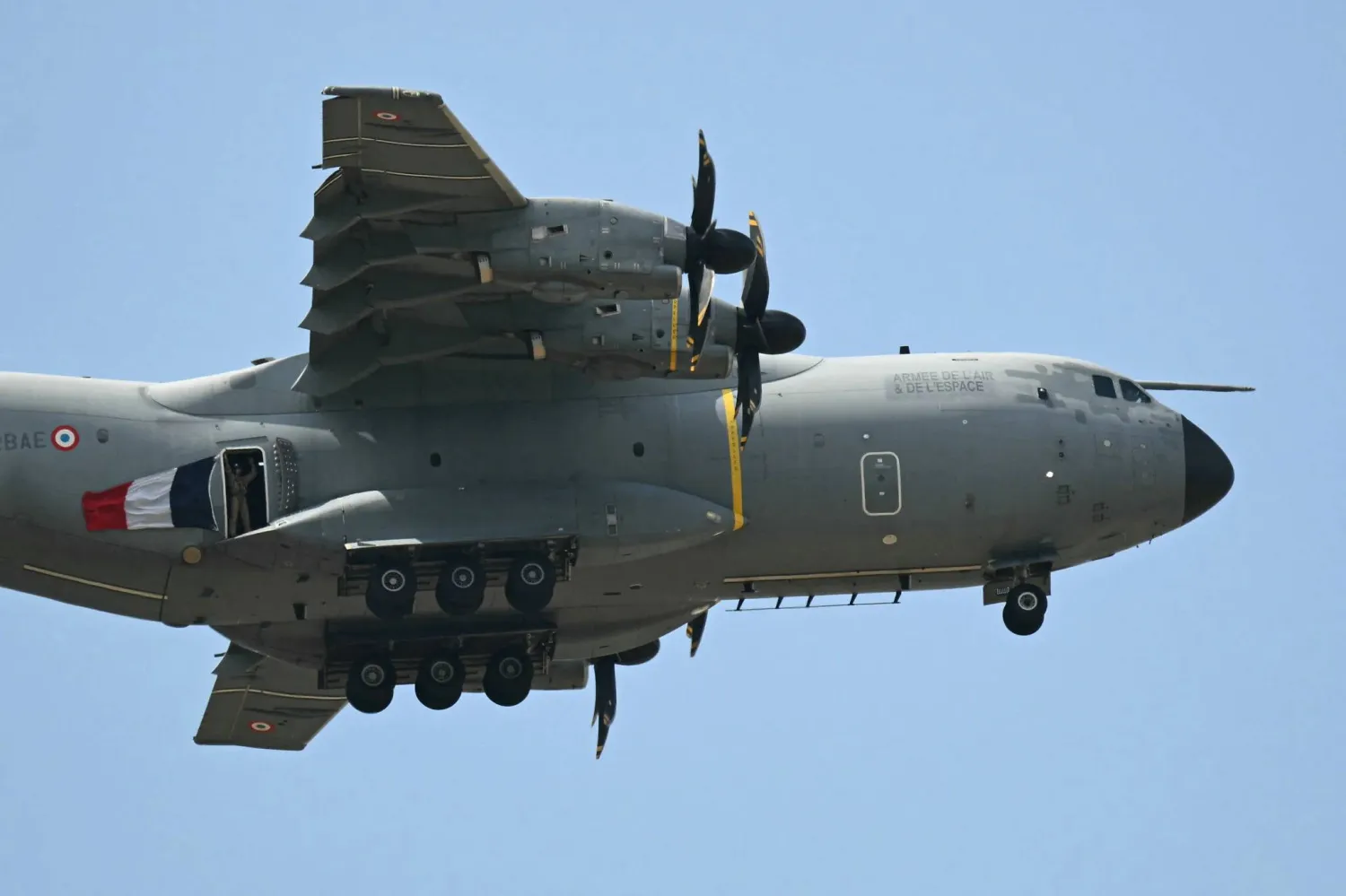 طائرة إيرباص تابعة للقوات الجوية الفرنسية تؤدي عرضاً جوياً استعراضياً في مطار لو بورجيه في محيط باريس... 17 يونيو 2025 (أ.ف.ب)