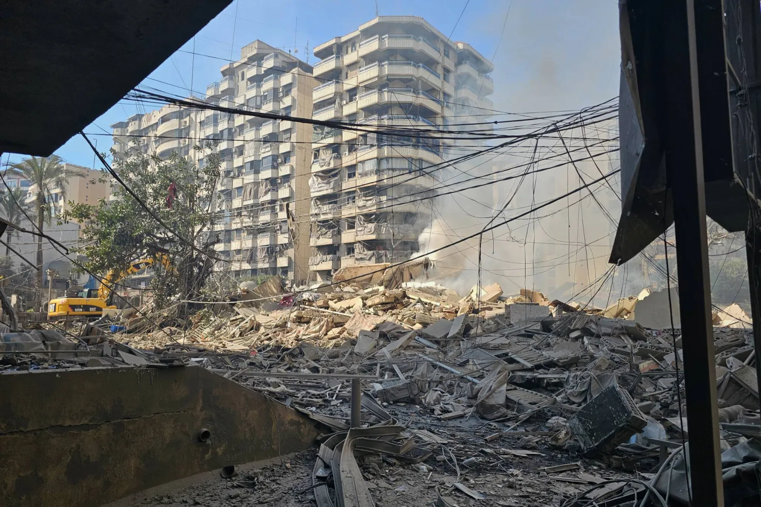 الدخان يتصاعد في موقع مبنى تعرّض لغارة جوية إسرائيلية بالضاحية الجنوبية لبيروت (أ.ب)