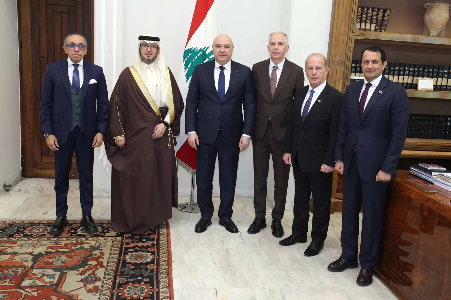 رئيس الجمهورية جوزيف عون متوسطاً سفراء «اللجنة الخماسية» خلال استقبالهم في القصر الرئاسي الثلاثاء (رئاسة الجمهورية)