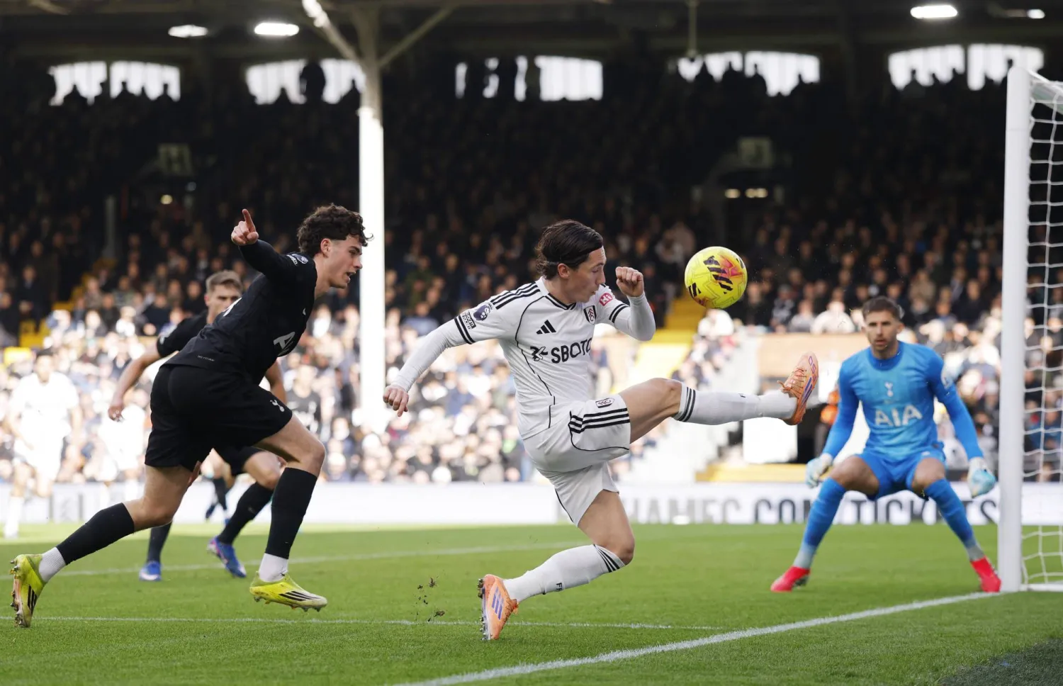 الهزيمة أمام فولهام في الجولة الماضية قربت توتنهام من شبح الهبوط (رويترز)