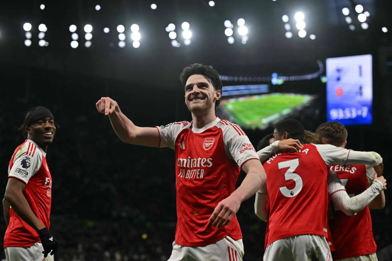 ديكلان رايس تنتظر مشاركته أمام برايتون (أ.ف.ب) 