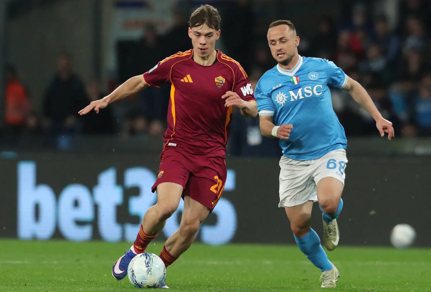 ستانيسلاف لوبوتكا «يمين» ينضم لقائمة مصابي نابولي (أ.ف.ب)