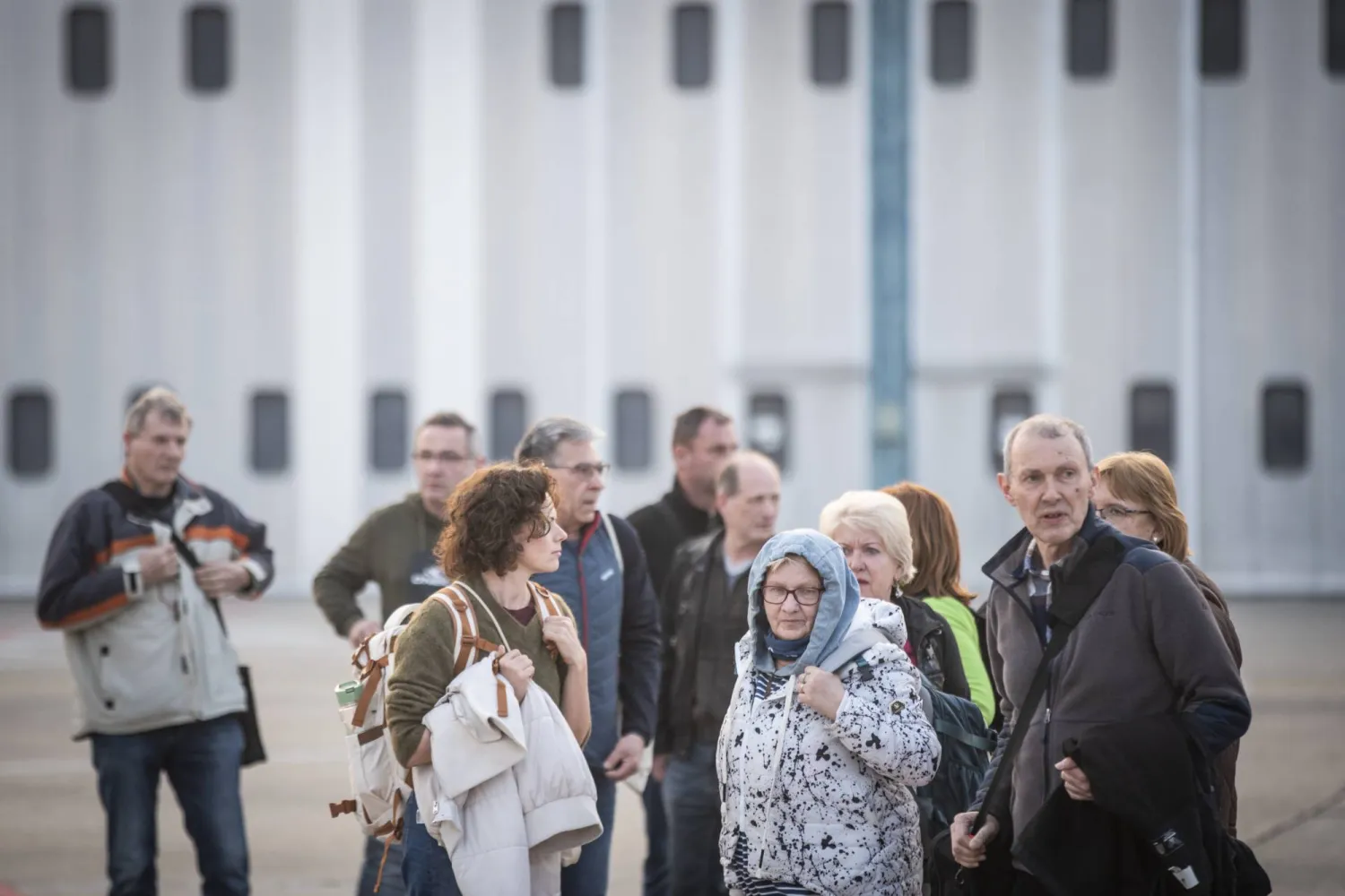 أشخاص يظهرون بعد نزولهم من طائرة قادمة من عمّان والعقبة بالأردن في سلوفاكيا (إ.ب.أ)