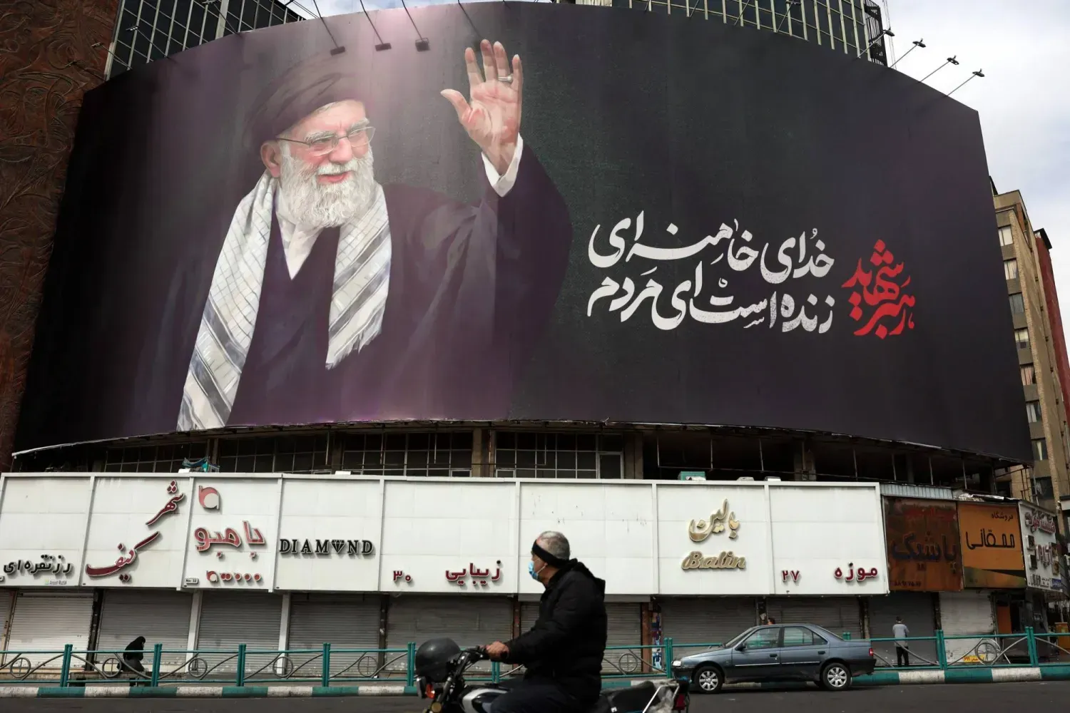 Tahran'ın merkezindeki Valiasr Meydanı'nda İran Yüksek Lideri Ali Hamaney'in resmi bulunan bir reklam panosu, 2 Mart 2026 (AFP)