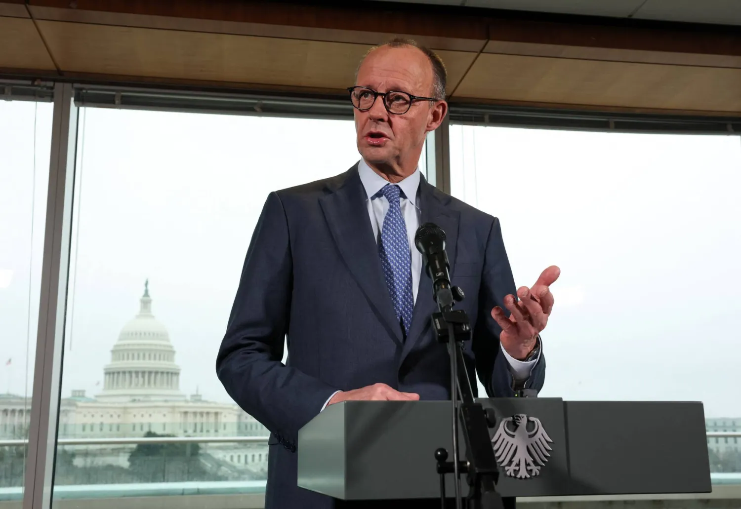 المستشار الألماني فريدريش ميرتس في مؤتمره الصحافي بعد لقائه الرئيس الأميركي دونالد ترمب في البيت الأبيض (رويترز)