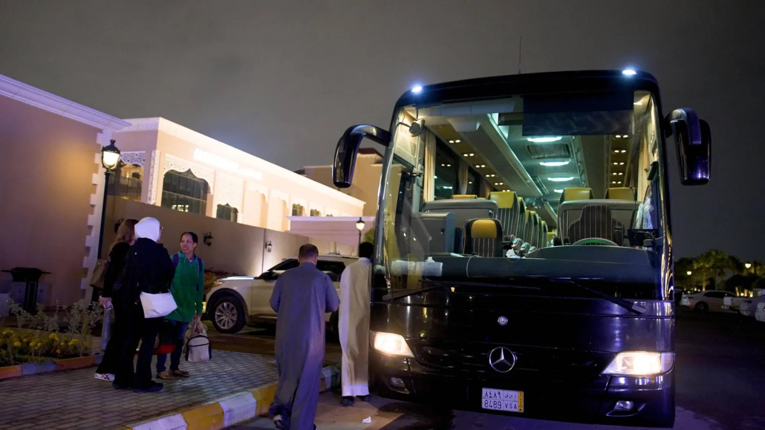 حافلات تقل الخليجيين لنقلهم براً إلى دولهم (تصوير: تركي العقيلي)