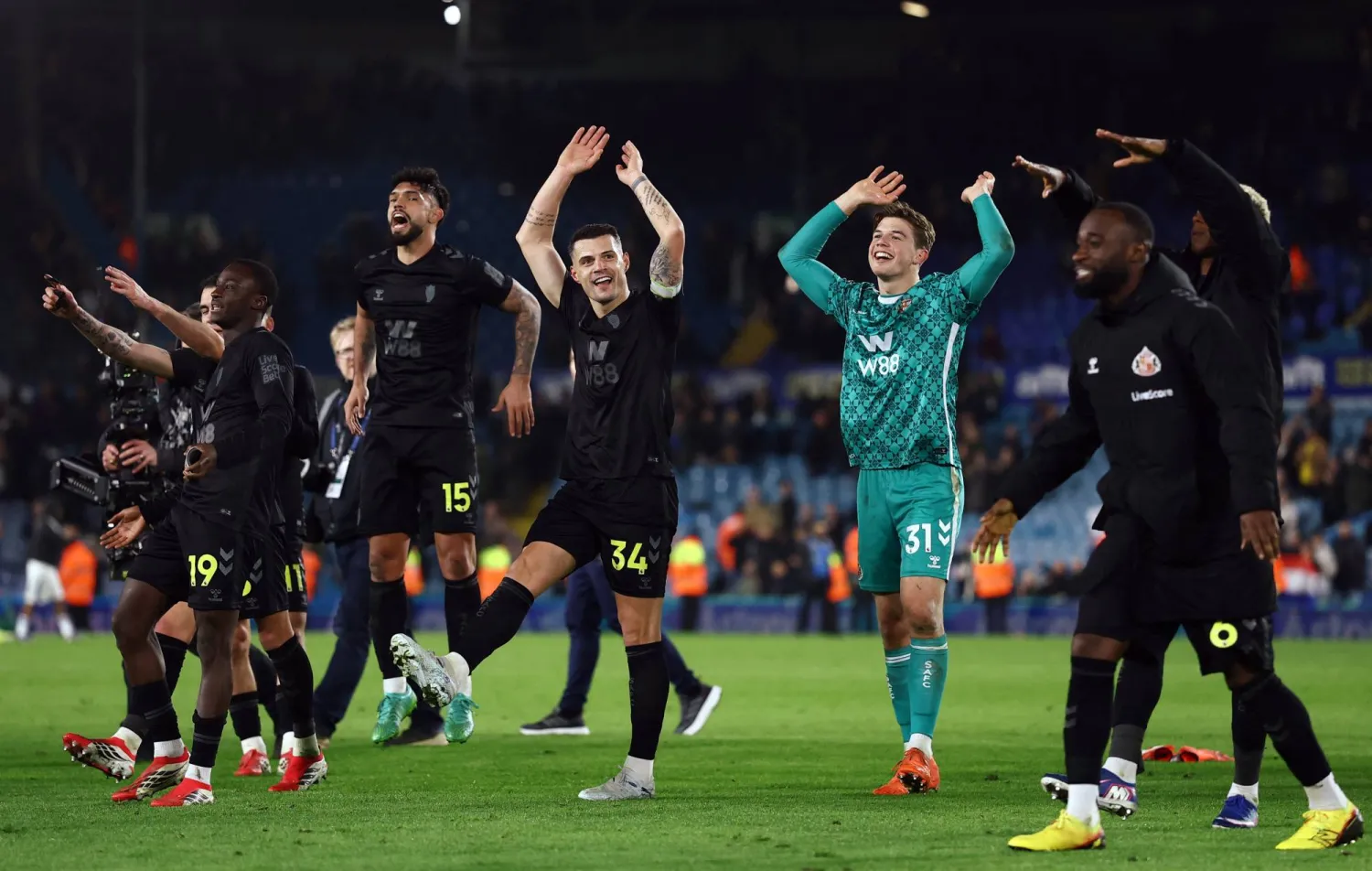 فرحة لاعبي سندرلاند بالفوز على ليدز بملعبه (رويترز)