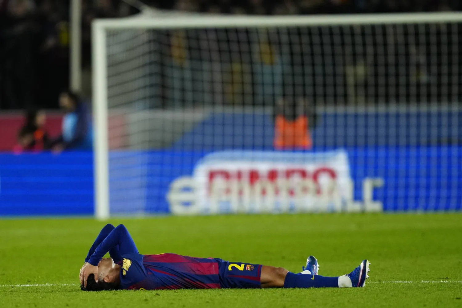 جواو كانسيلو لاعب برشلونة منهارا بعد فشل الفريق في التأهل لنهائي كأس الملك (إ.ب.أ)