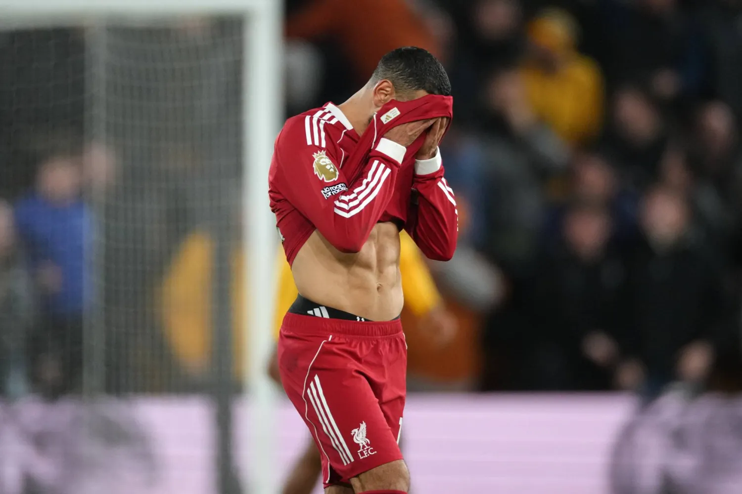 محمد صلاح حزينا بعد نهاية المباراة بخسارة ليفربول أمام الوولفز (أ.ب)