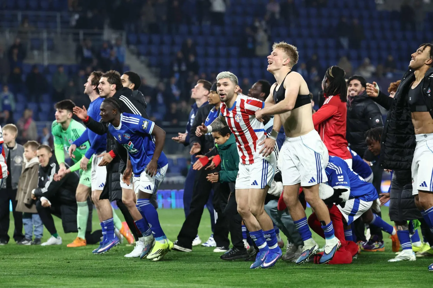 اجتفالية لاعبي ستراسبورغ مع جماهيرهم بالفوز والتأهل في كأس فرنسا (أ.ف.ب)