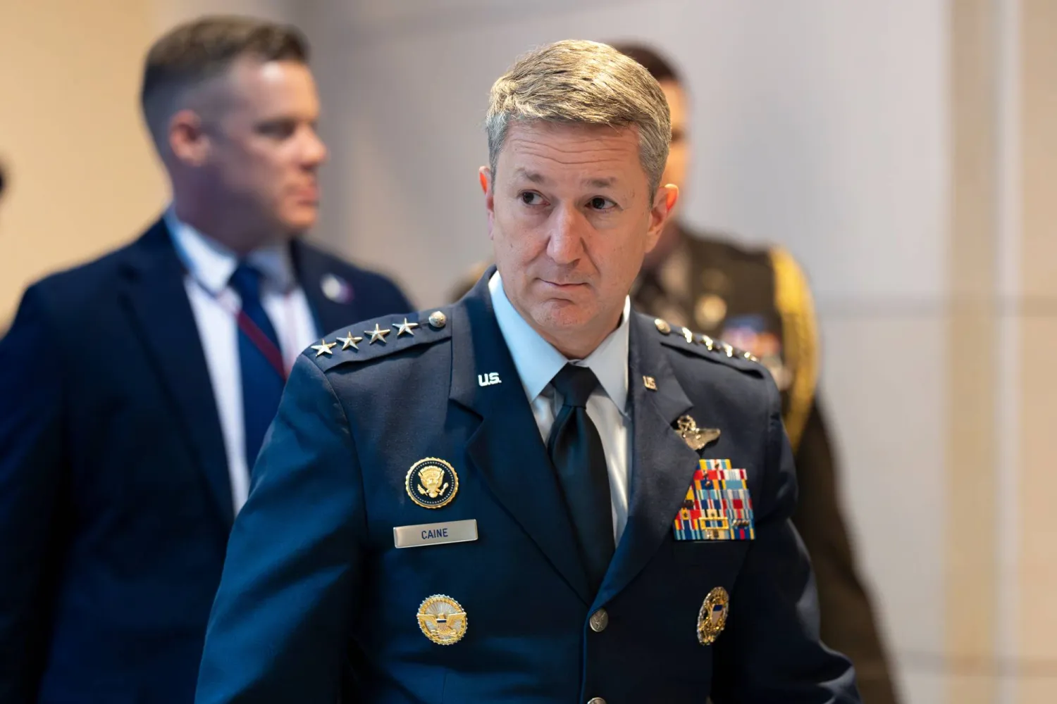 رئيس هيئة الأركان المشتركة الجنرال دان كين لحظة وصوله إلى مجلس الشيوخ لتقديم إفادته حول حرب إيران (ا.ب)