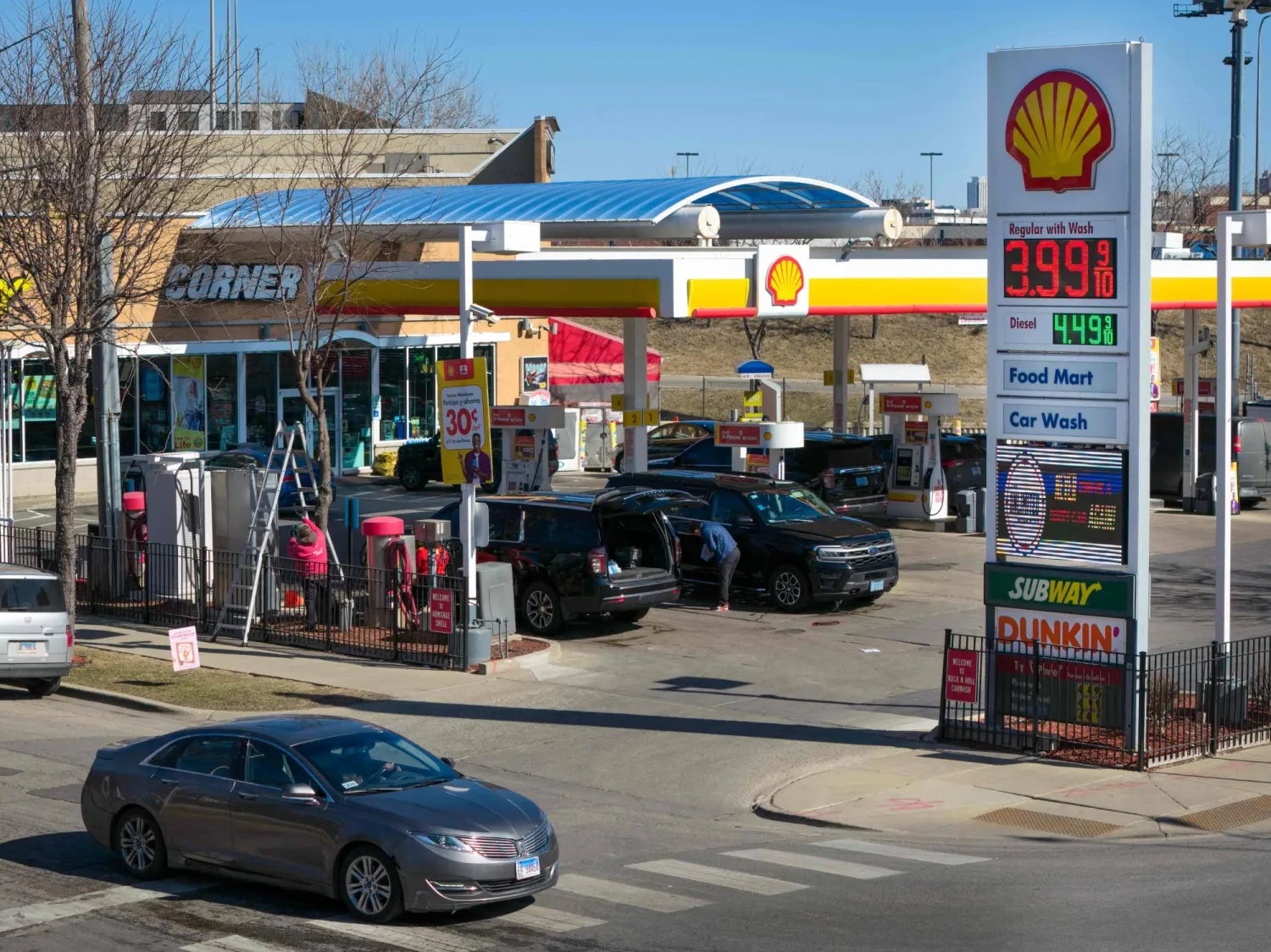 لافتة تعرض أسعار البنزين في محطة وقود بشيكاغو في إيلينوي (أ.ف.ب)