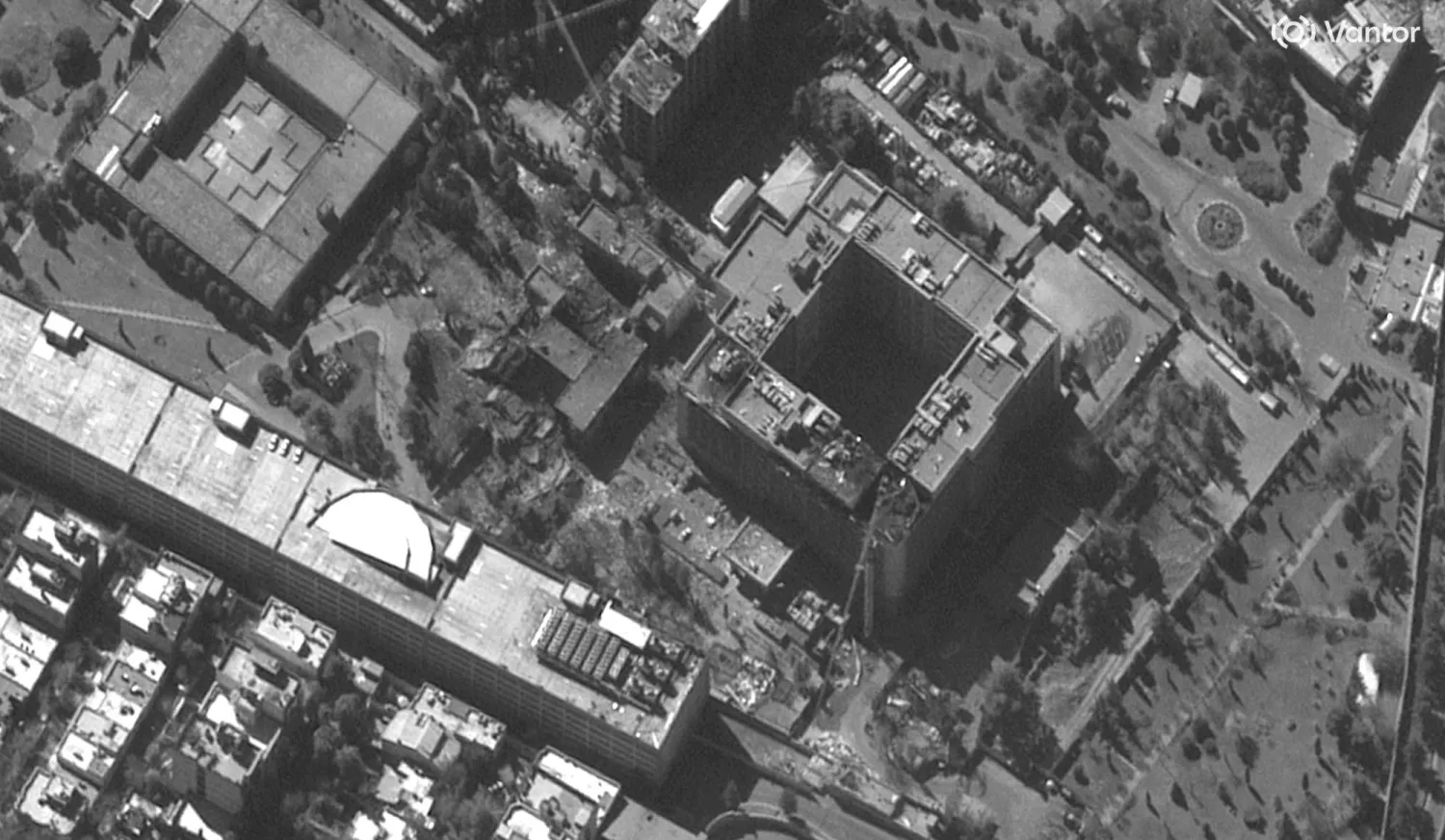 صورة التقطها قمر صناعي تُظهر لقطة مقرّبة لمباني وزارة الاستخبارات بطهران بعد الضربات الأميركية الإسرائيلية (رويترز)