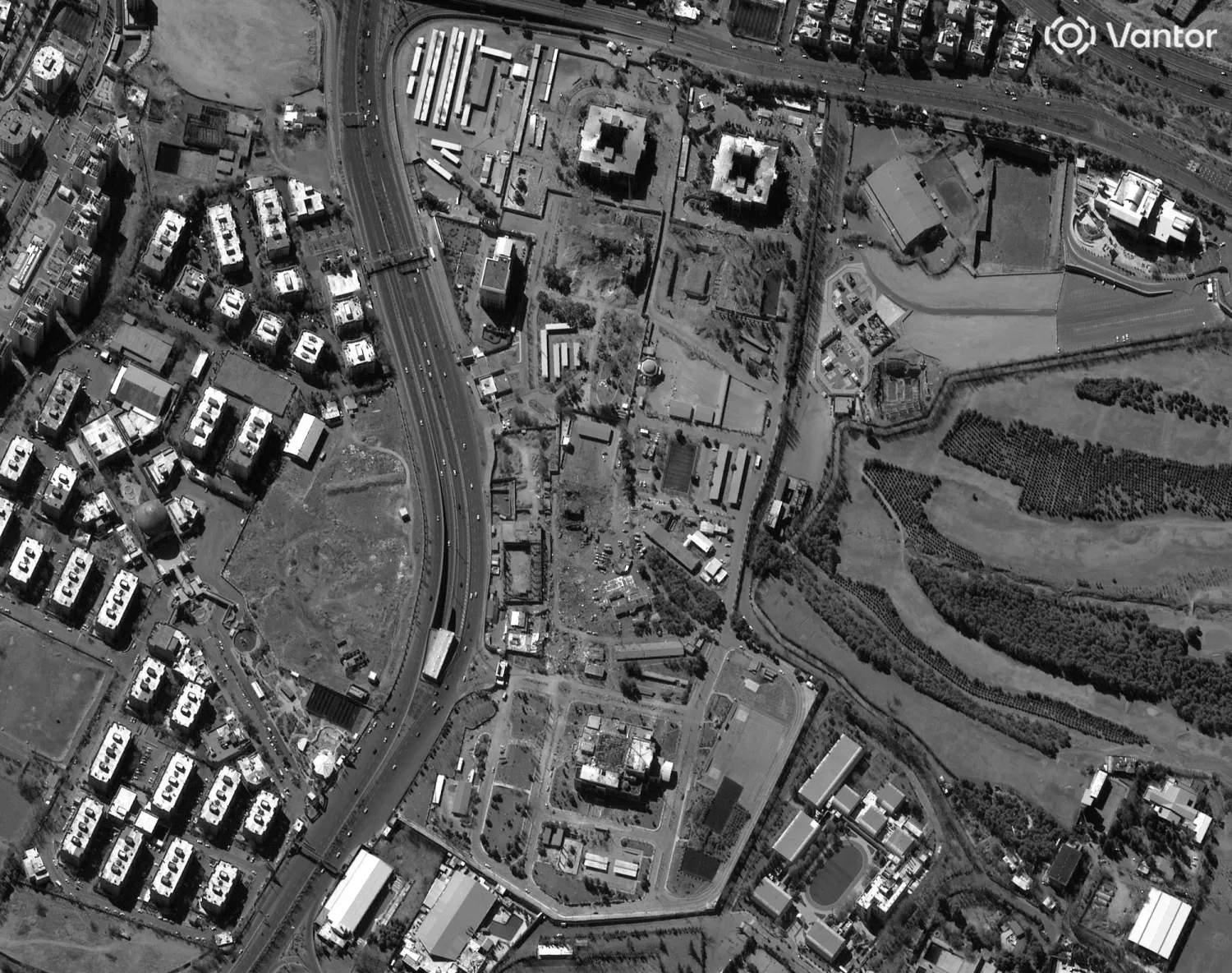 صور قدَّمتها شركة فانتور تُظهر الأضرار التي لحقت مقر قيادة «الحرس الثوري الإيراني» بطهران (أ.ب)