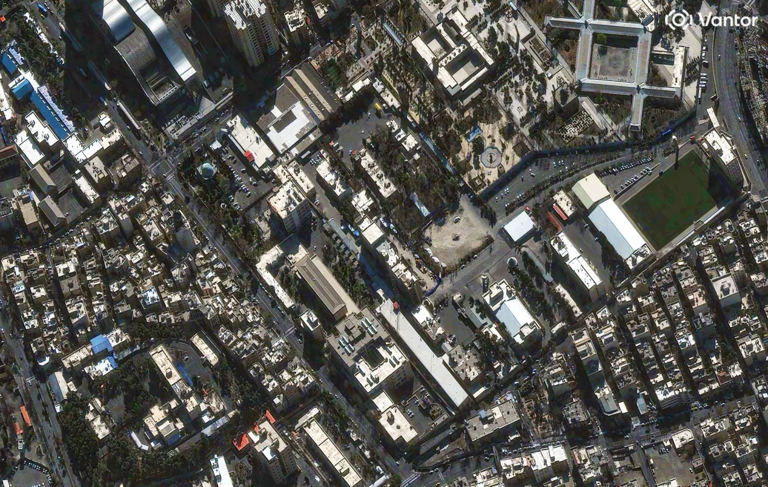 صور ملتقَطة بالأقمار الصناعية تُظهر المحكمة الثورية الإيرانية قبل الغارات الجوية بطهران (أ.ب)