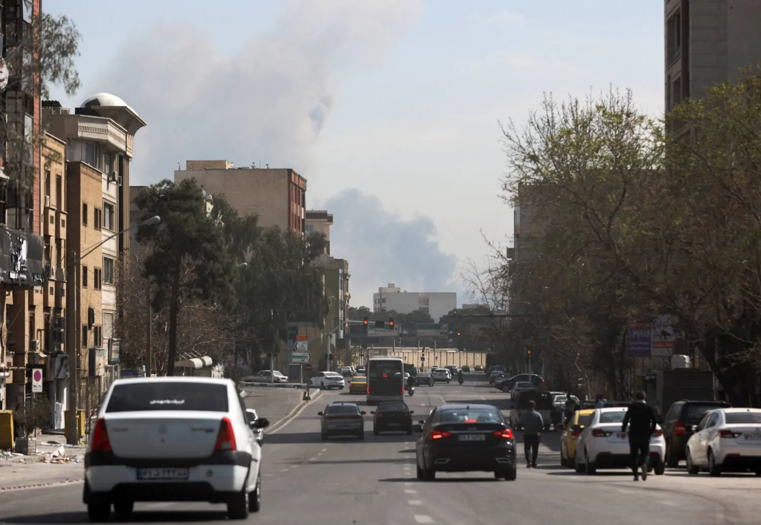 يتصاعد الدخان عقب غارة جوية على طهران اليوم (رويترز)