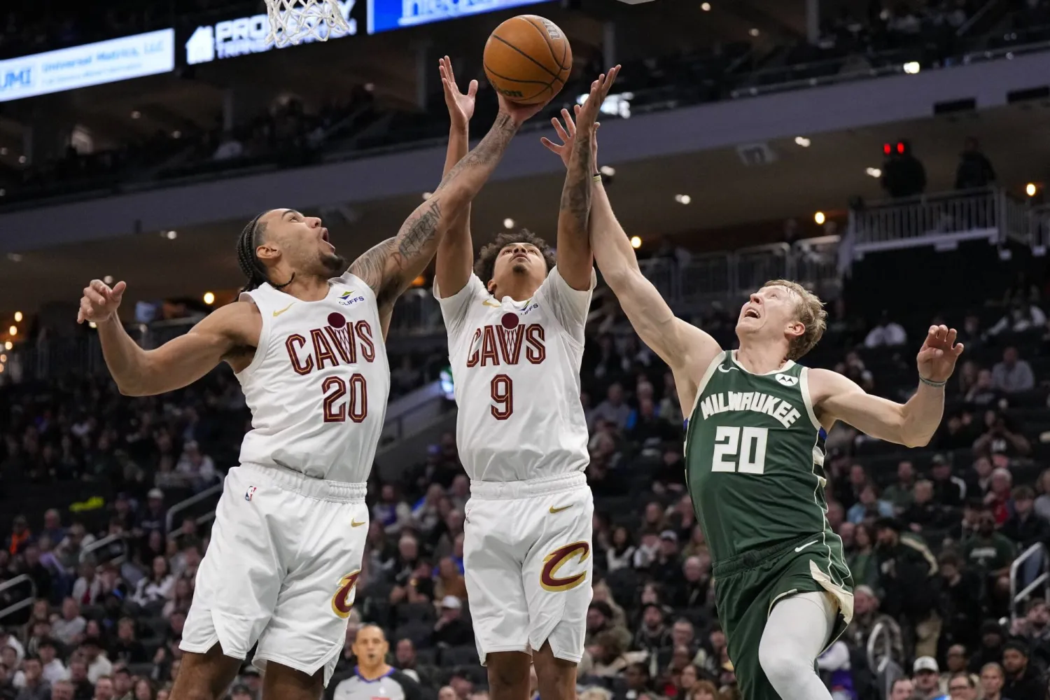 أسقط كليفلاند كافالييرز ضيفه ديترويت بيستونز متصدر المنطقة الشرقية بالفوز عليه 113-109 (رويترز)