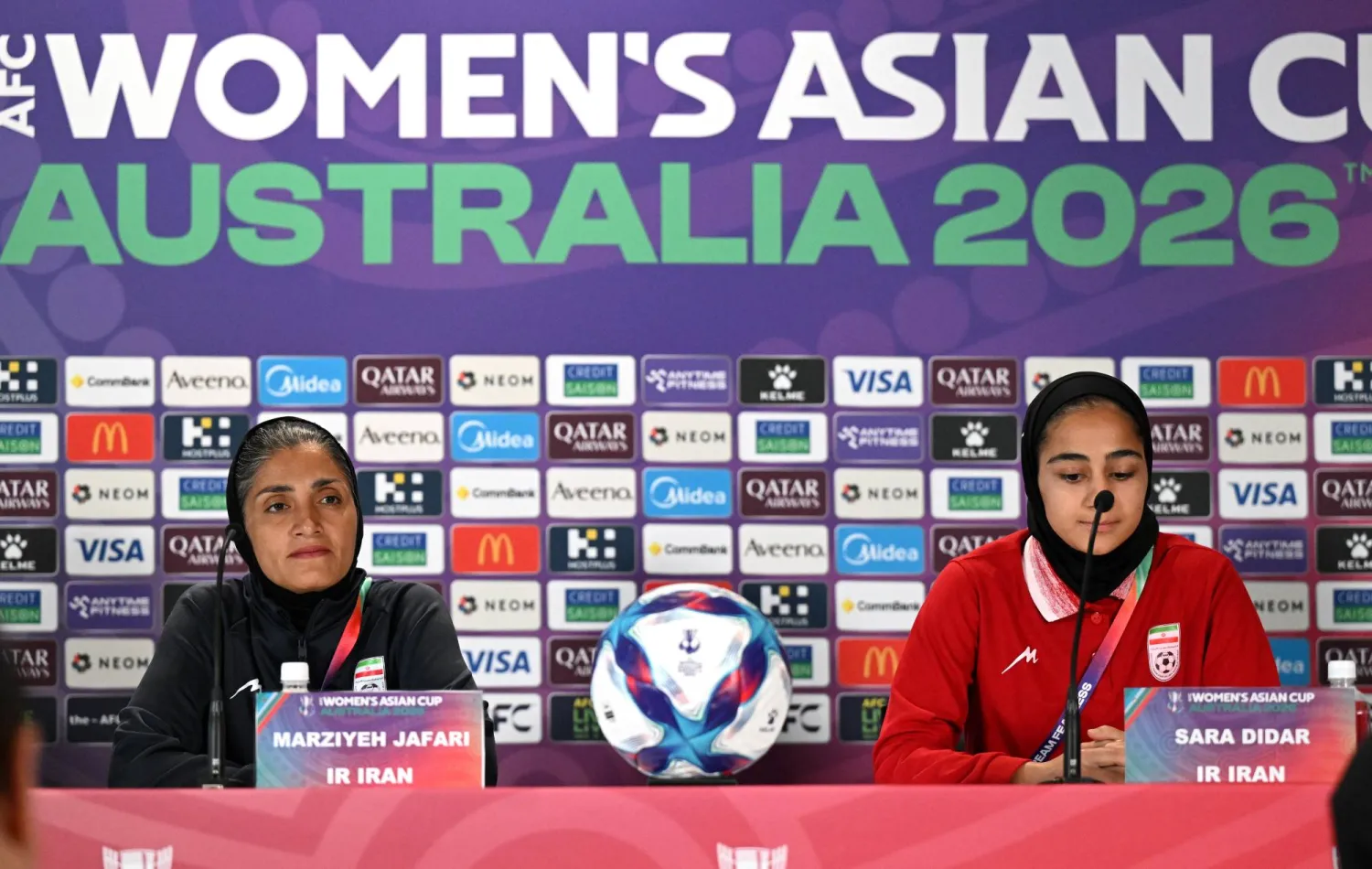 مرضية جعفري وسارة ديدار خلال المؤتمر الصحافي (إ.ب.أ)