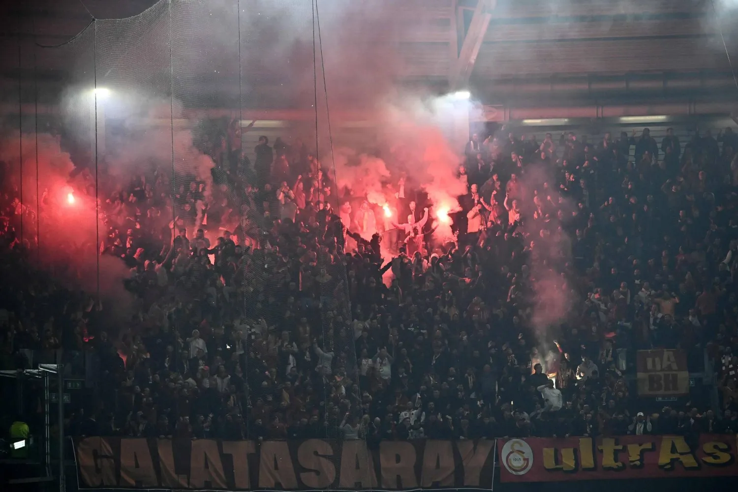 رجل وابنته أُصيبا بجروح بعد إلقاء ألعاب نارية على مشجعي يوفنتوس في تورينو (أ.ف.ب)