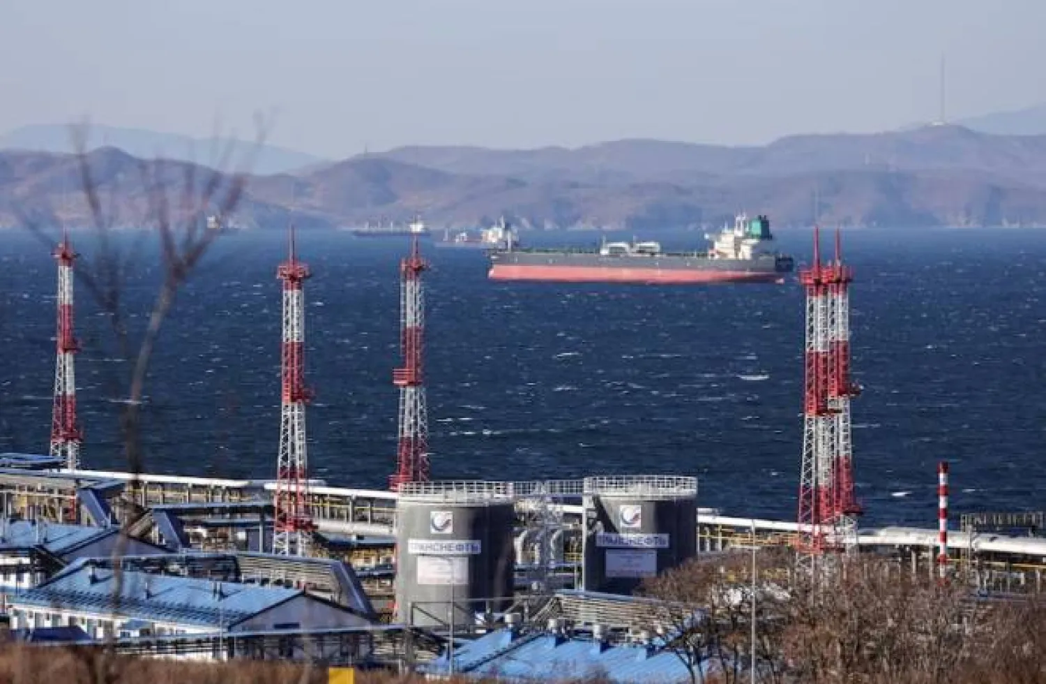 ناقلة النفط الخام «فوجا بلوماينر» ترسو بالقرب من محطة كوزمينو في خليج ناخودكا الروسي (أرشيفية - رويترز)