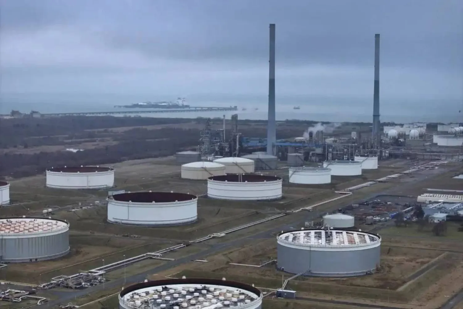 صهاريج لتخزين النفط والغاز على أطراف العاصمة الألمانية برلين (إكس)