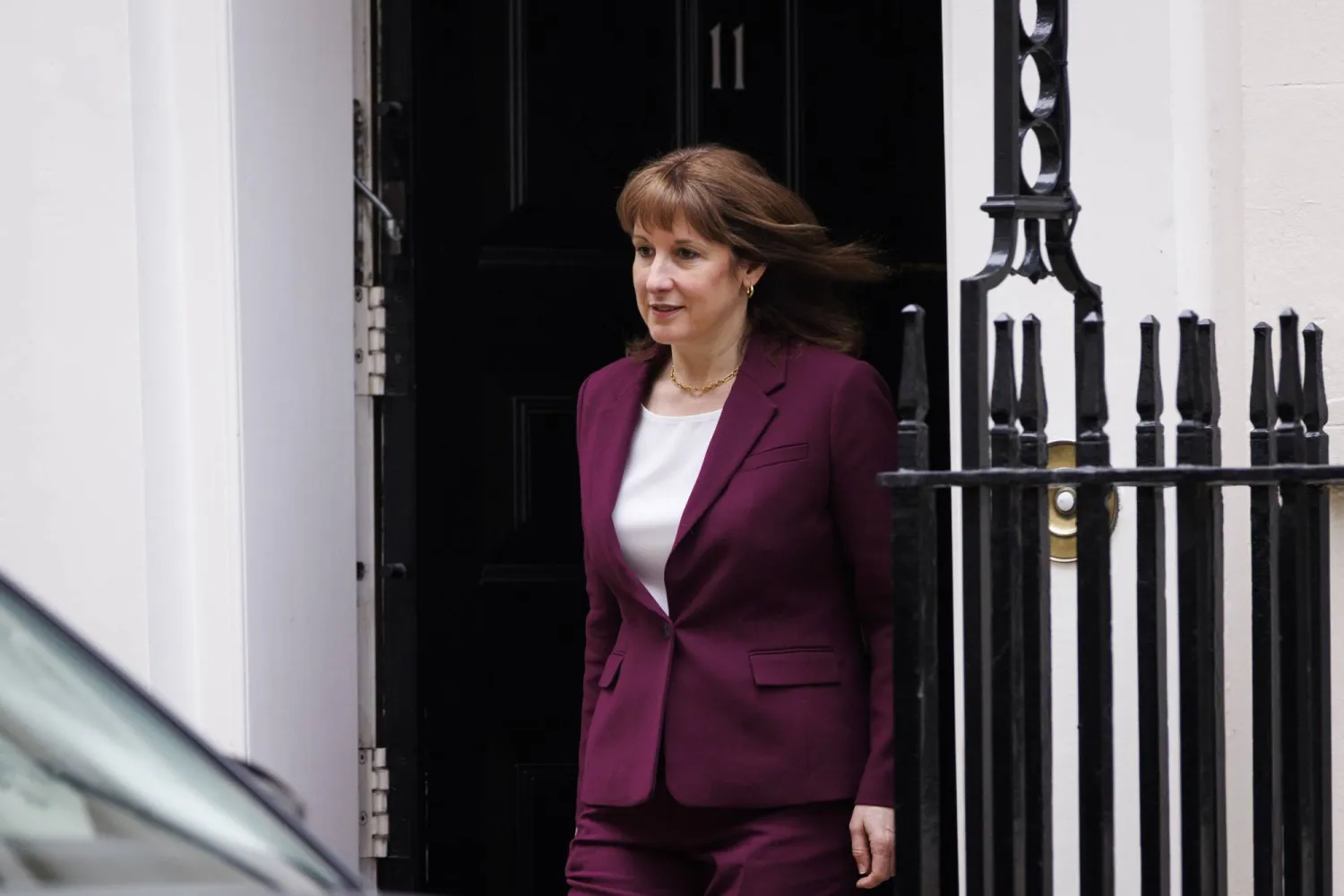 ريفز تغادر 11 داونينغ ستريت (إ.ب.أ)