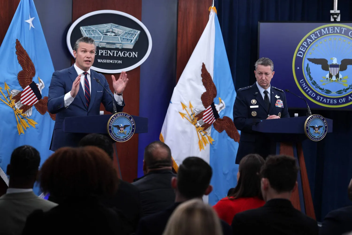 وزير الدفاع الأميركي بيت هيغسيث ورئيس هيئة الأركان المشتركة الجنرال دان كين يتحدثان خلال مؤتمر صحافي في واشنطن (أ.ف.ب)