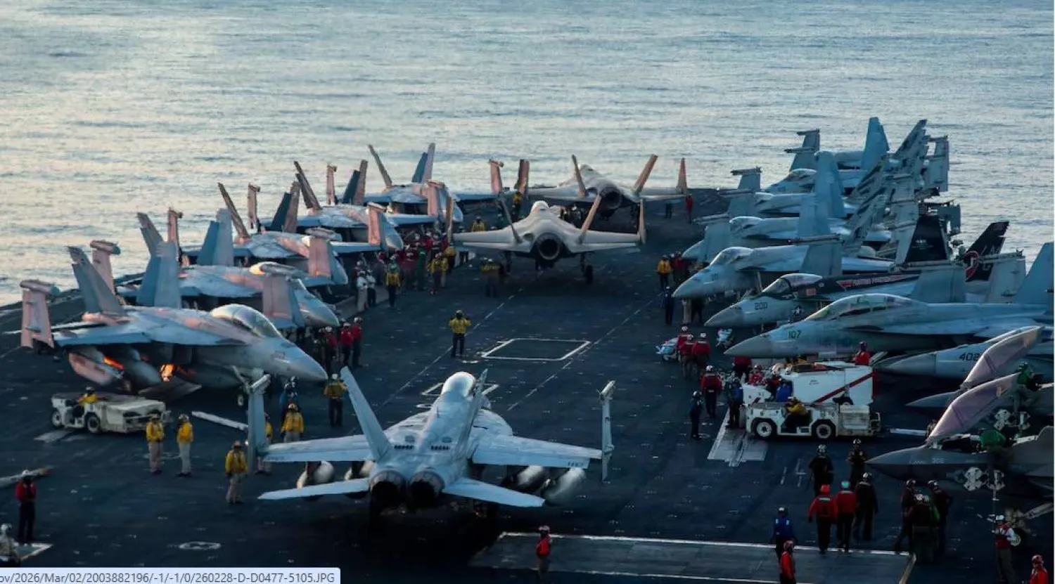 يقوم بحارة أميركيون بنقل الطائرات إلى نقطة التجمع على سطح حاملة الطائرات «يو إس إس أبراهام لينكولن» من فئة «نيميتز» وذلك لدعم عملية «الغضب الملحمي» (سنتكوم)
