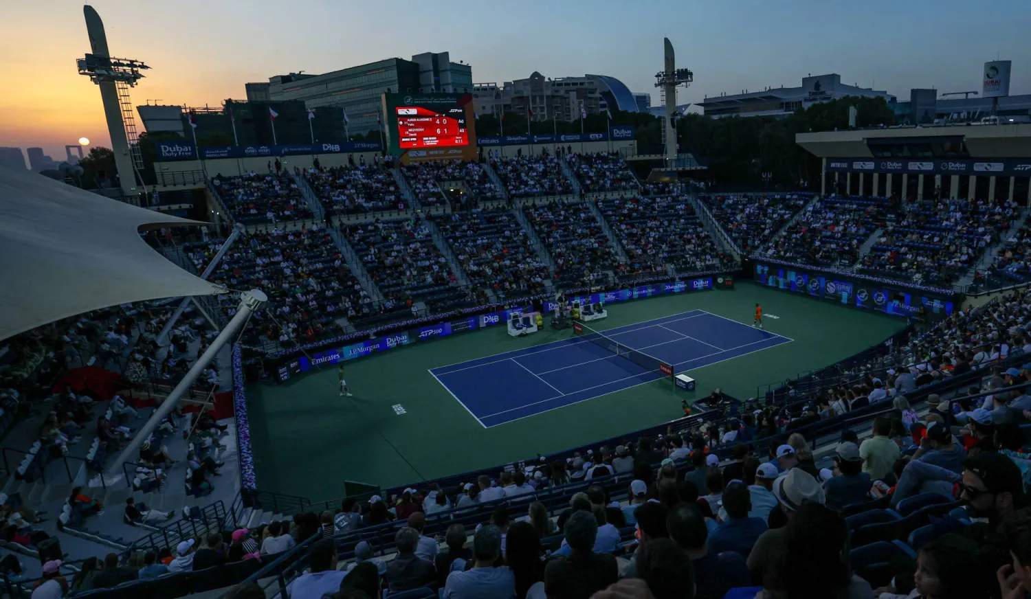 تعذّر على عدد من اللاعبين البارزين بينهم الروسي دانييل ميدفيديف مغادرة الإمارات (إ.ب.أ)