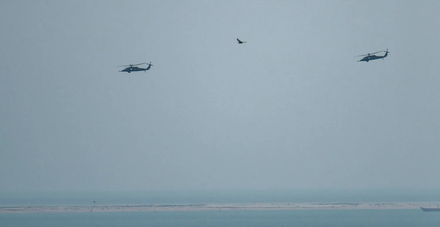 طائرات مروحية قطرية تطوف سماء الدوحة في ظل استمرار الهجمات الإيرانية (EP)