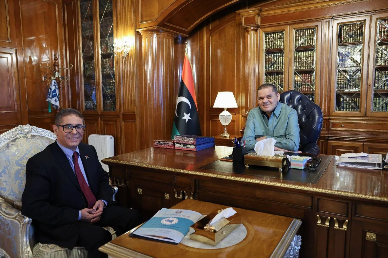 الدبيبة مع وزير الدولة الجديد لشؤون المهجرين جمال أبو بكر أبو قرين في طرابلس (حكومة الوحدة)